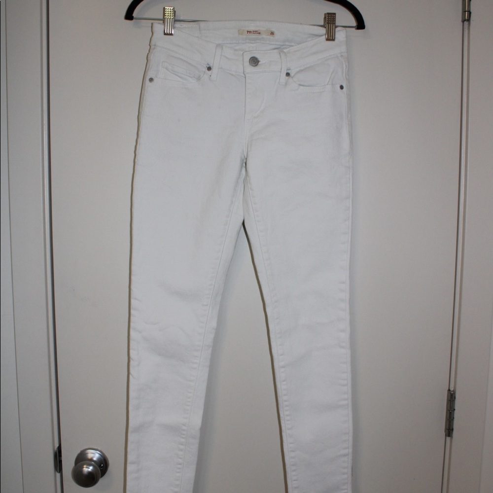711 Levi’s white
